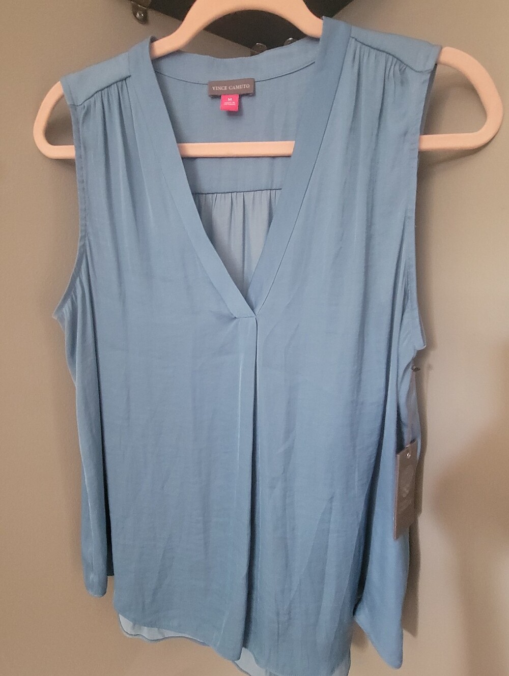 Vince Camuto Sleeveless V-Neck Rumple Blouse. NWT